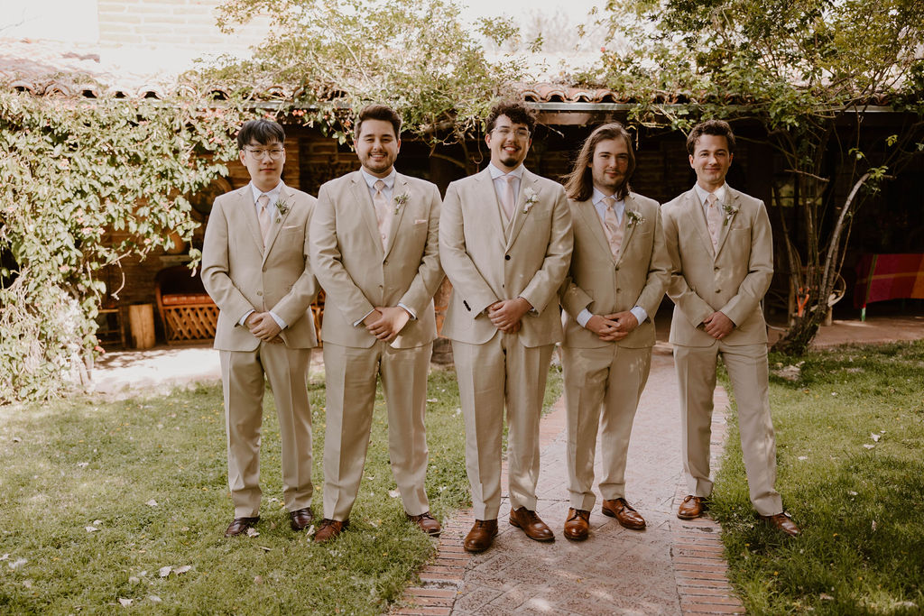 Arizona based wedding photographer captures groom and groomsmen