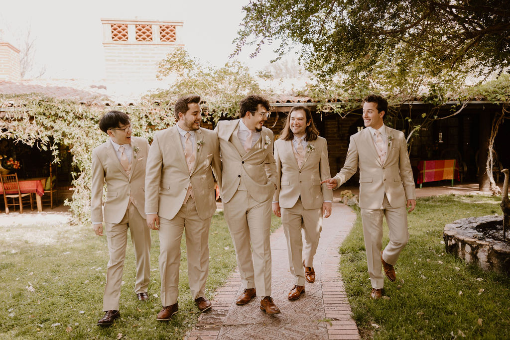 Arizona based wedding photographer captures groom and groomsmen