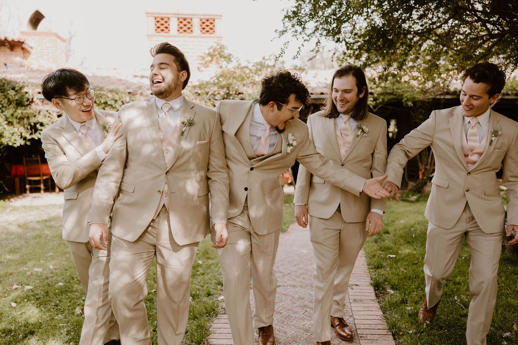 Arizona based wedding photographer captures groom and groomsmen